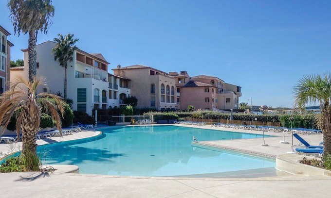 Six-Fours-les-Plages Apartment | Cosy apartment for 6 people with WIFI, pool, A/C, TV, terrace and pets allowed