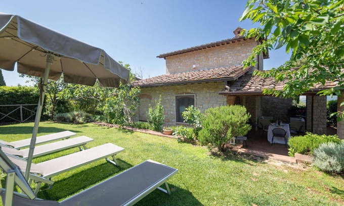 Gaiole in Chianti House | Cosy apartment in villa for 4 people with pool, A/C, WIFI, TV, pets allowed and parking