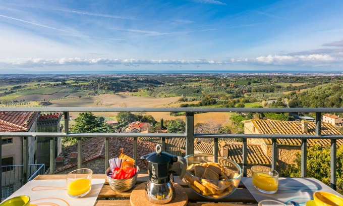 Casale Marittimo Apartment | Cosy apartment for 5 people with WIFI, TV, balcony, pets allowed and panoramic view
