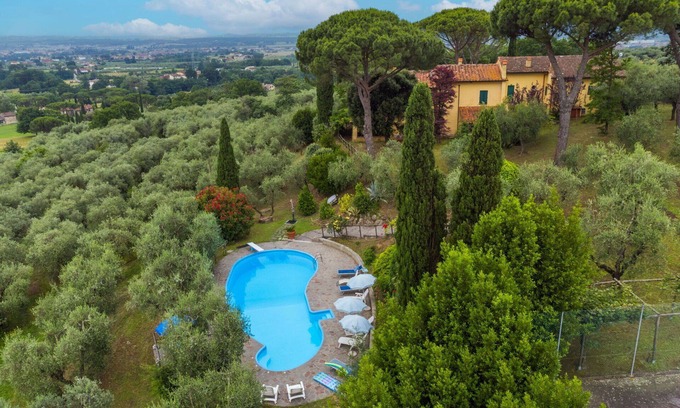 Monsummano Terme Villa | Cosy apartment in villa with WIFI, private pool, TV, patio, pets allowed and parking