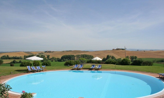 Monteroni d'Arbia Apartment | Cosy apartment for 2 people with WIFI, pool, panoramic view and parking, close to Siena