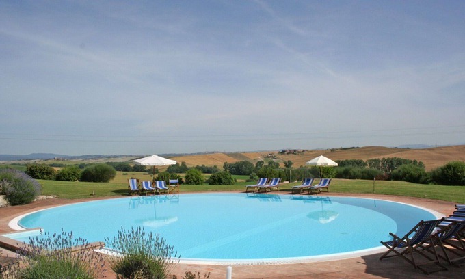 Monteroni d'Arbia Apartment | Cosy apartment for 5 people with WIFI, pool and panoramic view, close to Siena