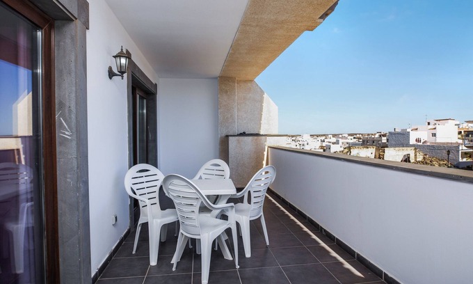 El Cotillo Apartment | Cosy Apartment “Apartamento Callao 11” with Wi-Fi, Terrace & Shared Pool