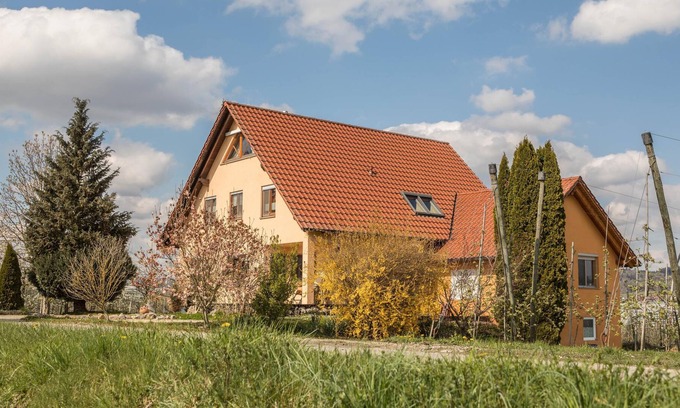 Bermatingen Apartment | Cosy Apartment "Dachsberg Weitblick" with Shared Garden, Wi-Fi