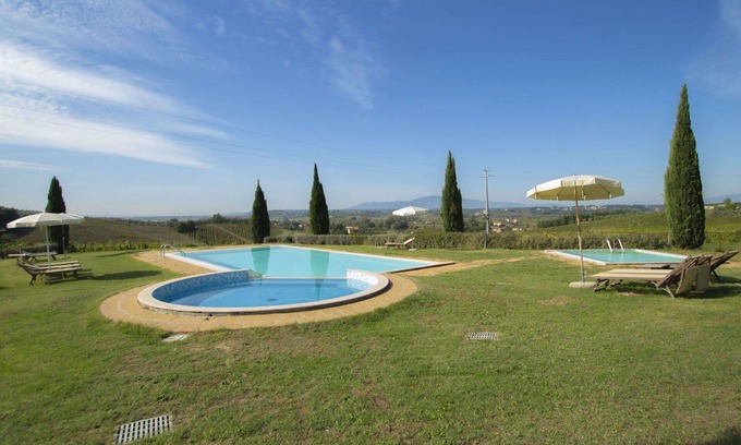 Stabbia Apartment | Cosy apartment for 6 people with WIFI, pool, TV, patio, pets allowed, panoramic view and parking