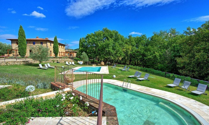 Simignano Apartment | Cosy apartment for 3 people with pool, WIFI, TV and pets allowed