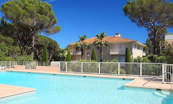 Valescure Apartment | Cosy apartment for 2 guests with pool, WIFI, TV, terrace and parking