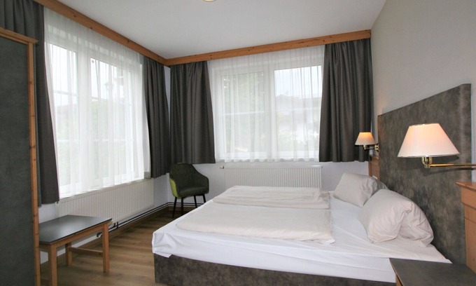 Stumm Apartment | Cosy apartment for 10 people with pool, WIFI, TV, terrace and pets allowed