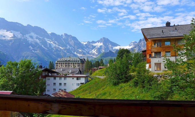 Murren Apartment | Cosy apartment for 10 guests with WIFI, TV and balcony