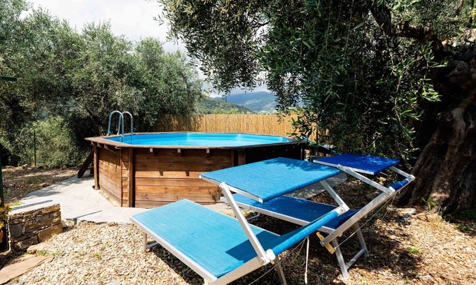 Civezza Apartment | Cosy apartment for 10 guests with WIFI, pool, patio and pets allowed