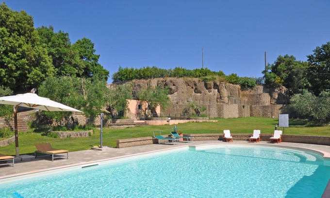 Pitigliano Apartment | Cosy apartment for 3 people with pool, TV and parking