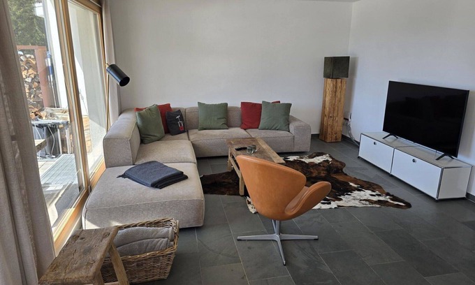 Valbella Apartment | Cosy apartment for 4 guests with WIFI, TV and balcony