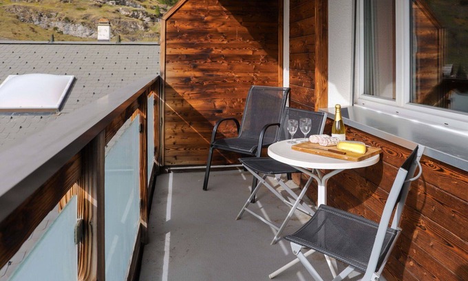 Zermatt Apartment | Cosy apartment for 4 guests with WIFI, TV and balcony