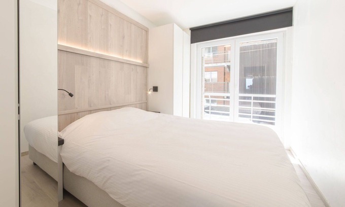 Mariakerke Apartment | Cosy apartment for 4 guests with WIFI, TV, balcony and parking