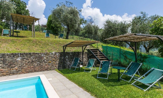 Pescia Apartment | Cosy apartment for 4 guests with pool, WIFI, patio, pets allowed and parking