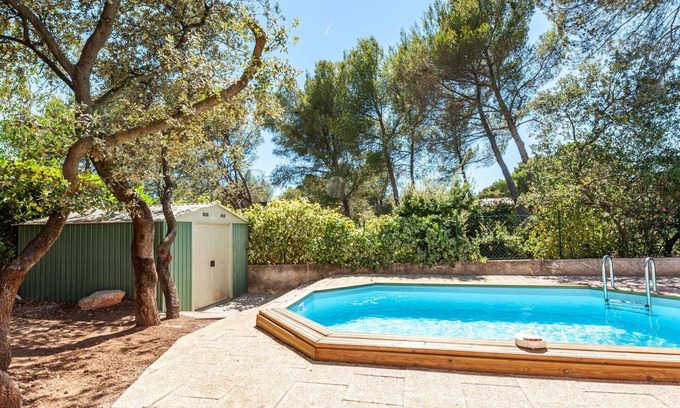 Lambesc Apartment | Cosy apartment for 4 people with WIFI, pool, TV, patio, pets allowed and parking