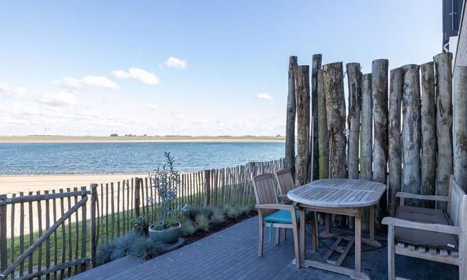Sint-Annaland Apartment | Cosy apartment for 4 people with WIFI, TV and terrace