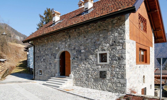 Raveo Apartment | Cosy apartment for 4 people with WIFI, TV, balcony, pets allowed and parking