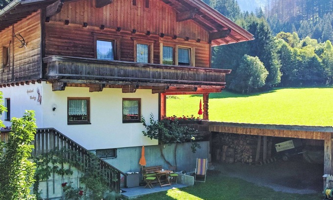 Ginzling Apartment | Cosy apartment for 5 people with balcony, pets allowed and parking