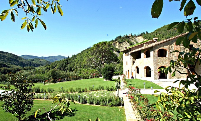 Dicomano Apartment | Cosy apartment for 5 people with pool, WIFI, TV, pets allowed and parking