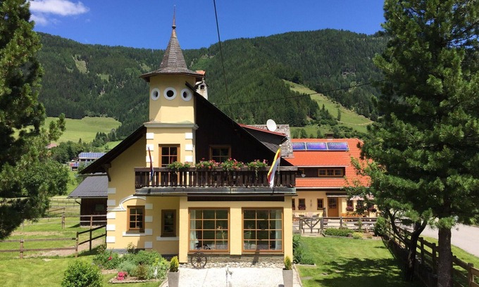 Gnesau Apartment | Cosy apartment for 5 people with hot tub, WIFI, TV, patio, pets allowed and parking