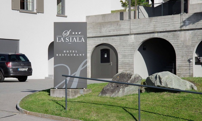 Falera Apartment | Cosy apartment for 5 people with WIFI, pool, TV, balcony, panoramic view and parking