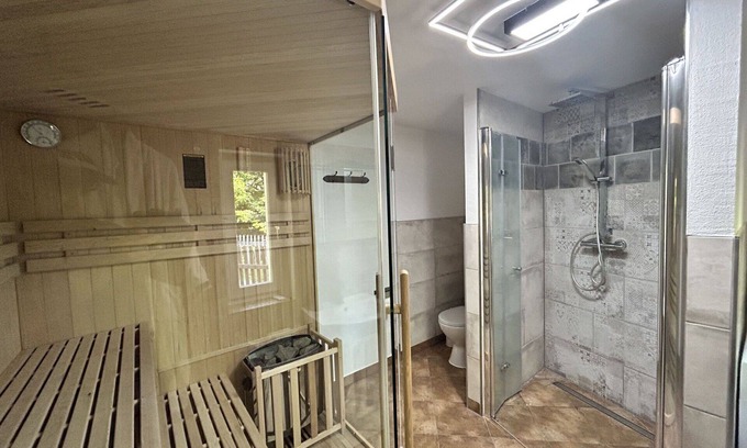 Grossschoenau Apartment | Cosy apartment for 5 people with hot tub, WIFI, TV, patio and pets allowed