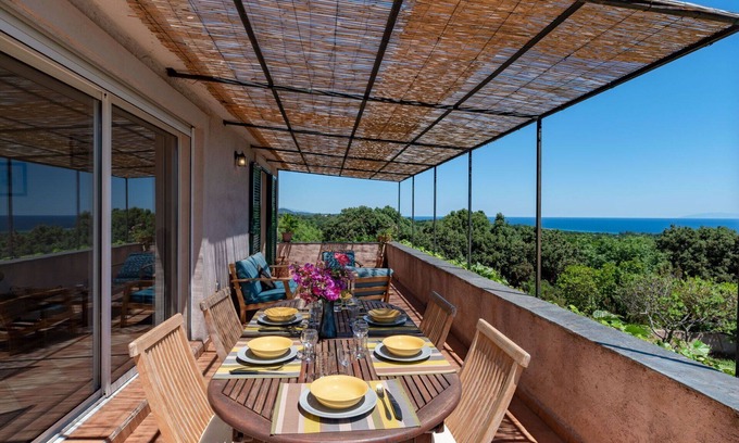 Cervione Apartment | Cosy apartment for 6 guests with WIFI, A/C, TV, terrace, pets allowed, panoramic view and parking