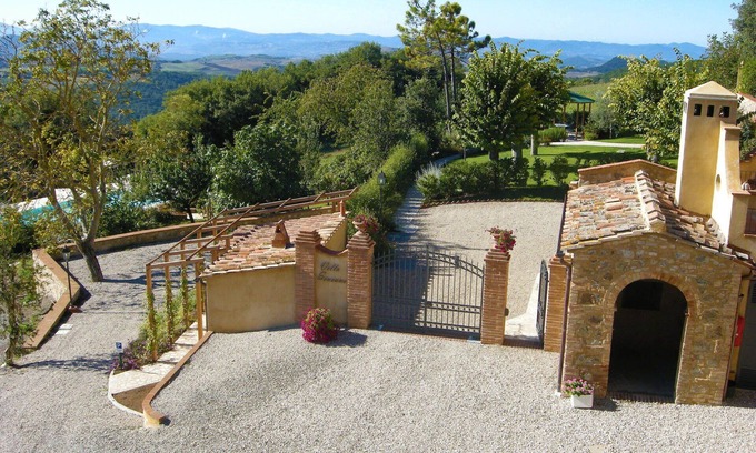 Volterra Apartment | Cosy apartment for 6 guests with WIFI, pool, TV, pets allowed and parking, close to San Gimignano