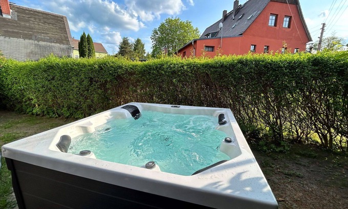 Grossschoenau Apartment | Cosy apartment for 6 guests with hot tub, WIFI, TV, patio and pets allowed
