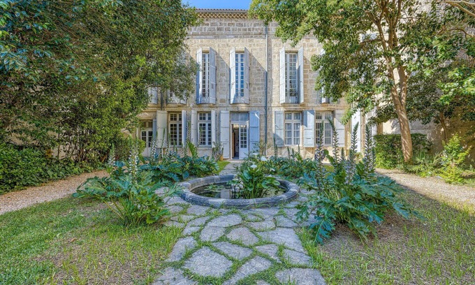 Beziers City Centre Apartment | Cosy apartment for 6 people with WIFI, TV, patio, pets allowed and parking