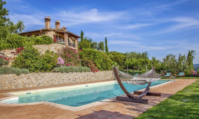 Allerona Apartment | Cosy apartment for 6 people with pool, WIFI, TV, patio, pets allowed, panoramic view and parking