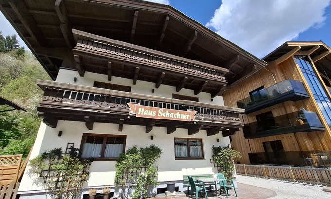 Saalbach-Hinterglemm Apartment | Cosy apartment for 8 guests with WIFI, TV, balcony and parking