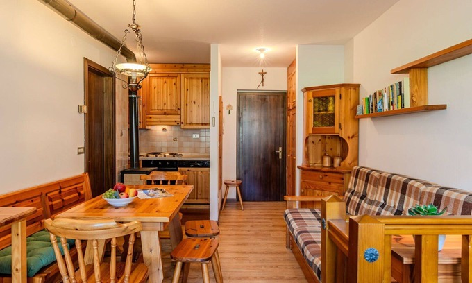 Pinzolo Apartment | Cosy apartment for 8 guests with TV, panoramic view and parking
