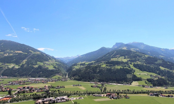 Hainzenberg Apartment | Cosy apartment for 4 guests with WIFI, TV and parking