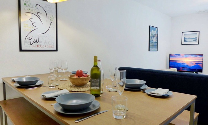 Blausee Apartment | Cosy apartment for 4 guests with WIFI, TV, balcony, pets allowed and parking