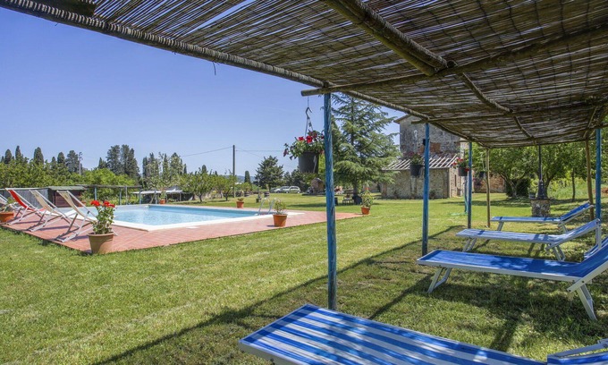 Monteriggioni Villa | Cosy apartment in villa for 3 people with WIFI, pool, TV, patio and pets allowed