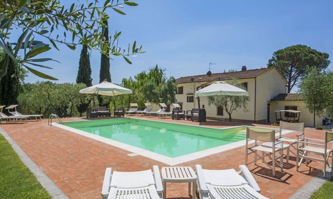 Lamporecchio Villa | Cosy apartment in villa for 14 people with WIFI, private pool, TV, balcony, pets allowed and par.
