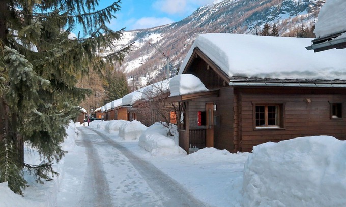 Saas-Balen House | Cosy apartment in villa for 4 people with WIFI, TV, patio, pets allowed and parking
