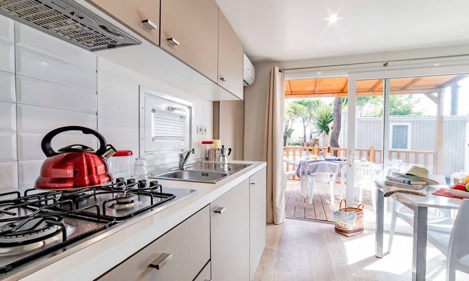 Cavallino-Treporti House | Cosy apartment in villa for 6 guests with pool, WIFI, A/C, TV, terrace and parking