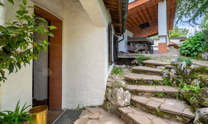 Leggiuno House | Cosy apartment in villa for 6 people with TV, terrace and pets allowed