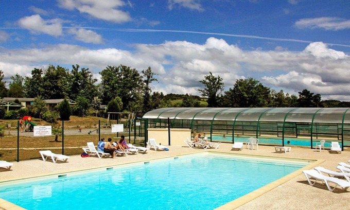 Beynat House | Cosy apartment in villa for 6 guests with WIFI, pool, TV, terrace, pets allowed and parking