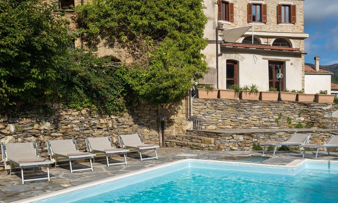 Novelli Apartment | Cosy apartment with WIFI, pool, TV, patio, pets allowed, panoramic view and parking