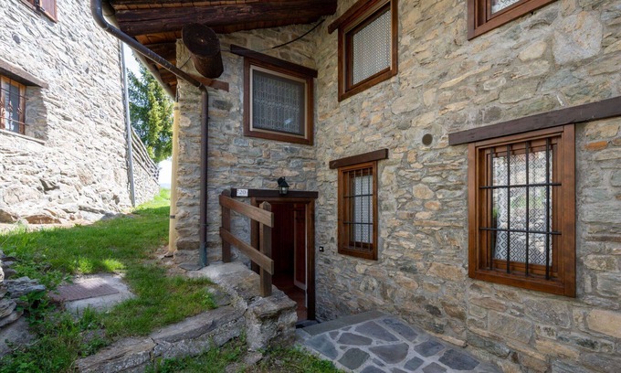 Sarre Apartment | Cosy apartment for 6 guests with TV, balcony and parking, close to Aosta