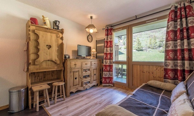 Meribel-Mottaret Apartment | Cosy apartment of 22m2 with 1 bunk bed area and 1 living room with sofa in the Hameau du Mottaret
