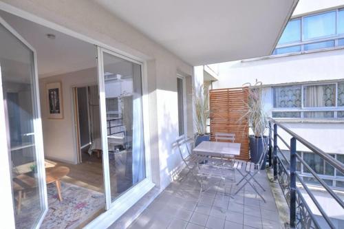 Combat Apartment | Cosy Apt With Balcony Near Buttes Chaumont