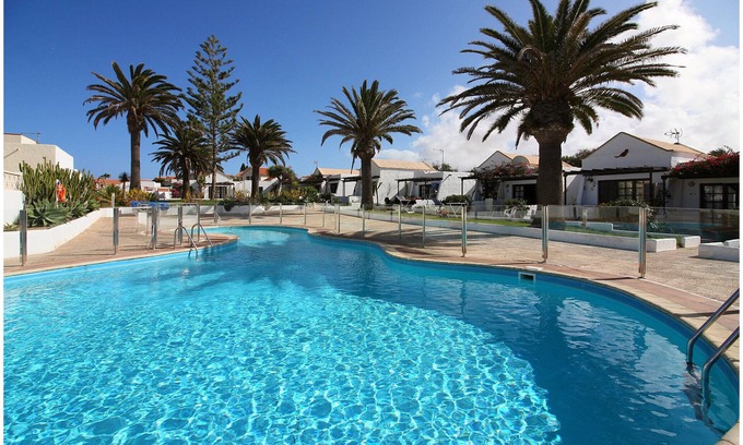 Corralejo House | Cosy bungalow in beautiful setting in Corralejo, close to the sea and sleeps 2