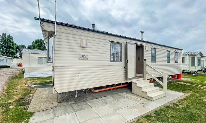 Felixstowe House | Cosy caravan with free WiFi at Felixstowe Beach Holiday Park ref 55008SW