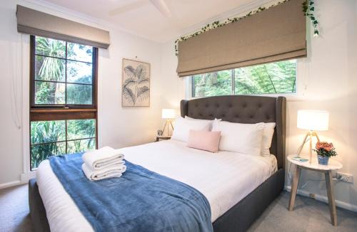 Olinda House | Cosy, central Olinda Camellia Cottage