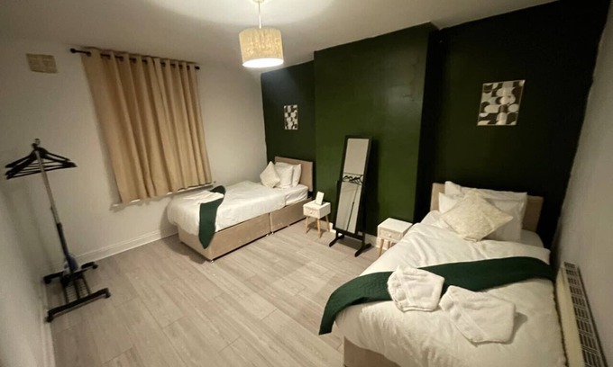 Harehills House | Cosy Contractor Stay-Sleeps 4